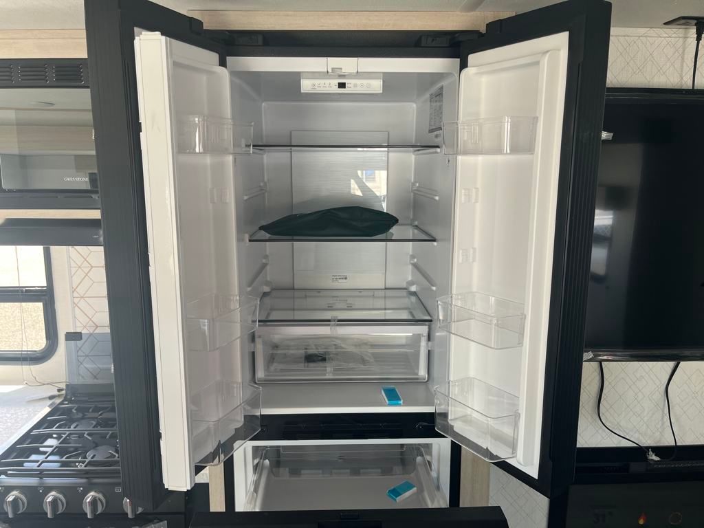 2025 White Prime Time Avenger 27DBS Travel Trailer