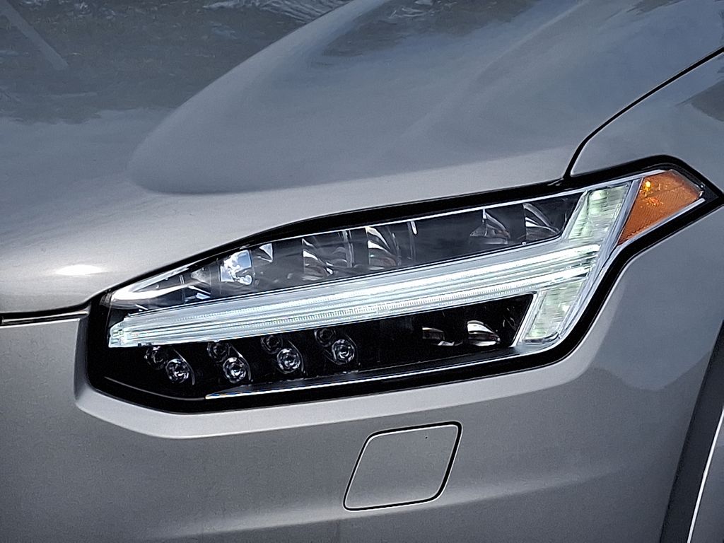 2023 Volvo XC90 B6 Plus 9