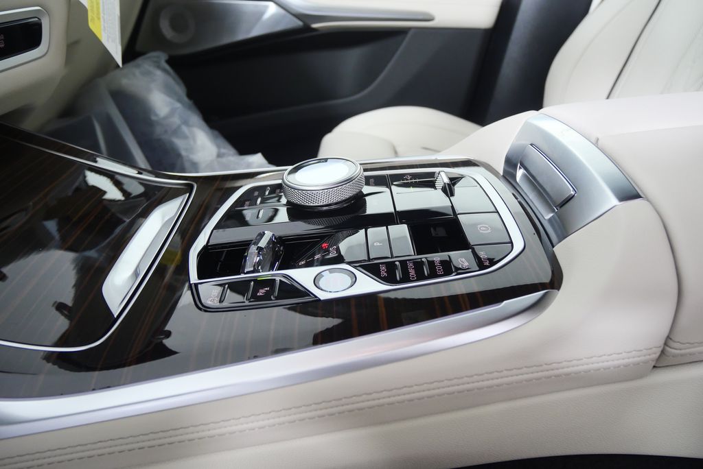 Thumbnail: 2026 BMW X7 - 24