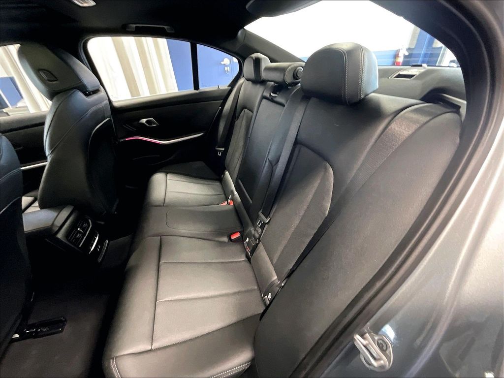 2025 BMW 3 Series — photo 15