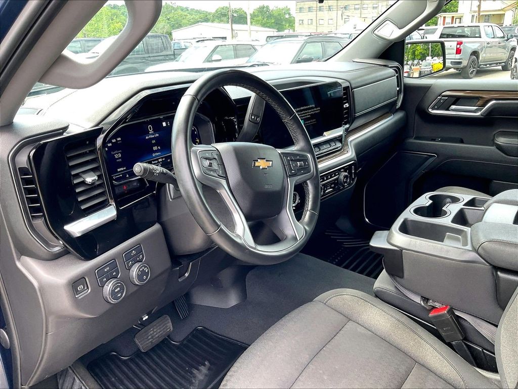 2023 Chevrolet Silverado 1500 — photo 8