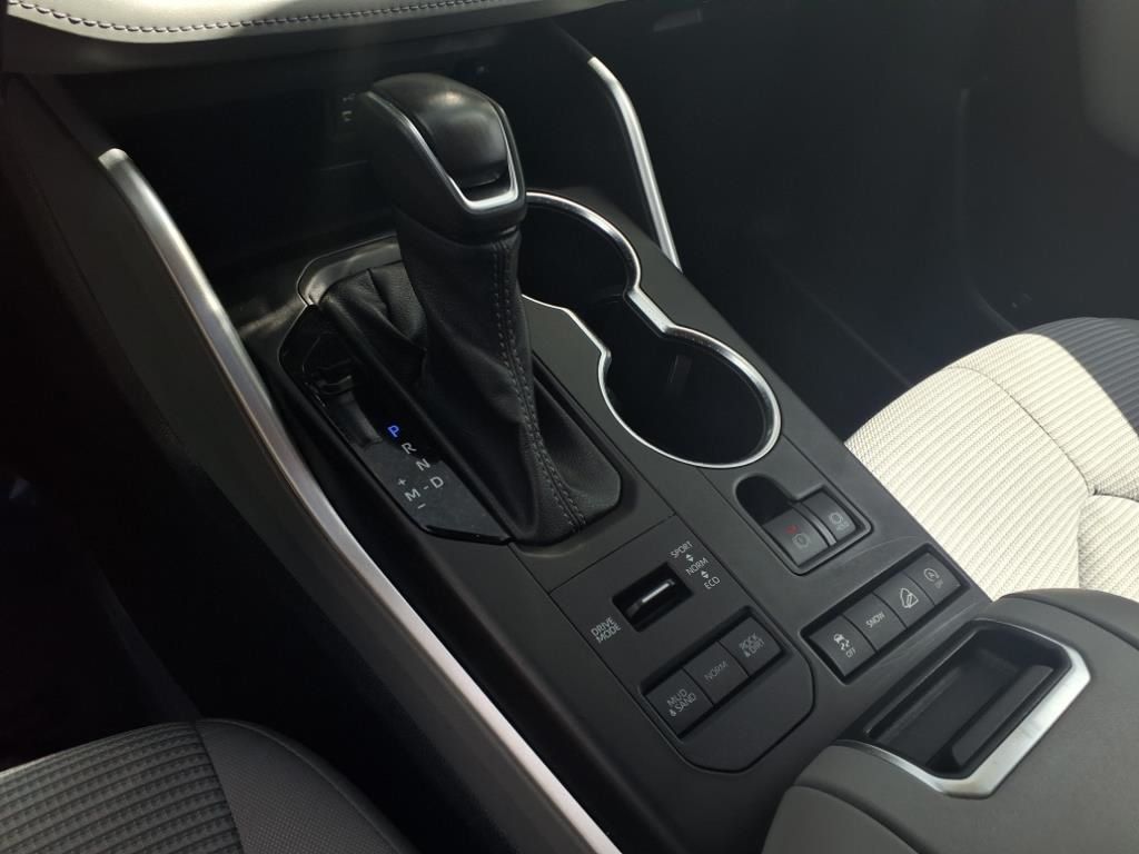 2022 Toyota Highlander LE photo 17