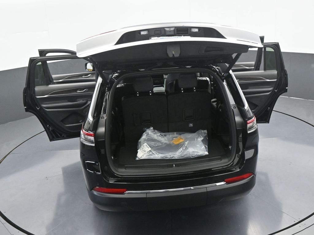 Used 2025 Diamond Black Crystal Pearlcoat Jeep Limited image 63