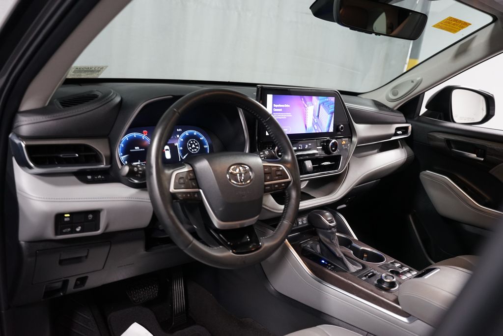 Thumbnail: 2023 Toyota Highlander - 11