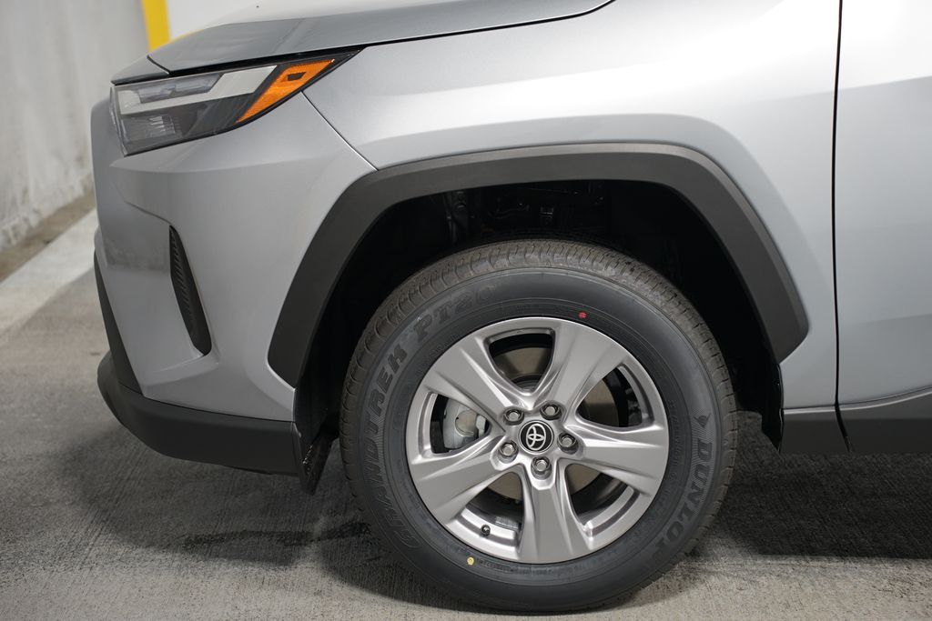 2025 Toyota RAV4 XLE 5