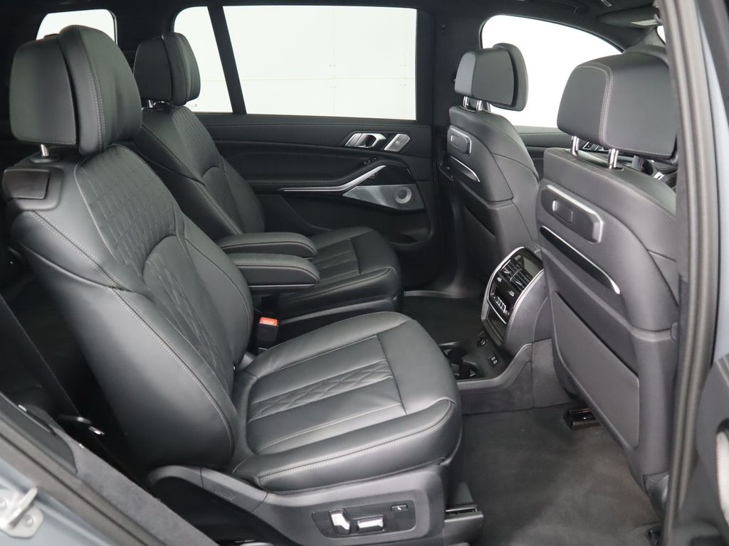 Thumbnail: 2026 BMW X7 - 23