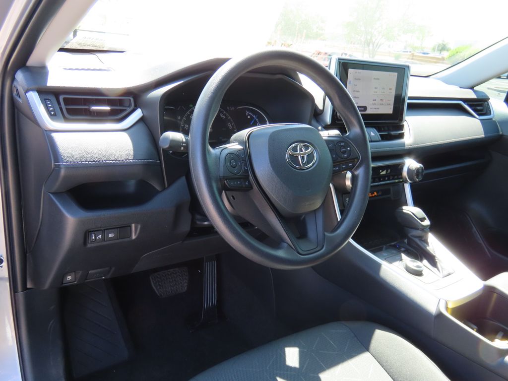 2024 Toyota RAV4 XLE 9