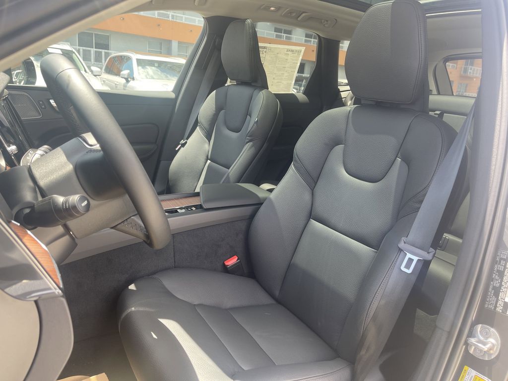 2023 Volvo XC60 B5 Plus Dark Theme photo