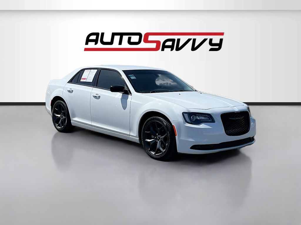 2022 Chrysler 300 Touring's photo