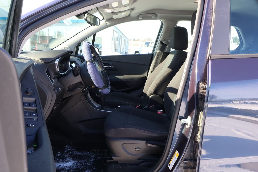 Thumbnail: 2018 Chevrolet Trax - 11