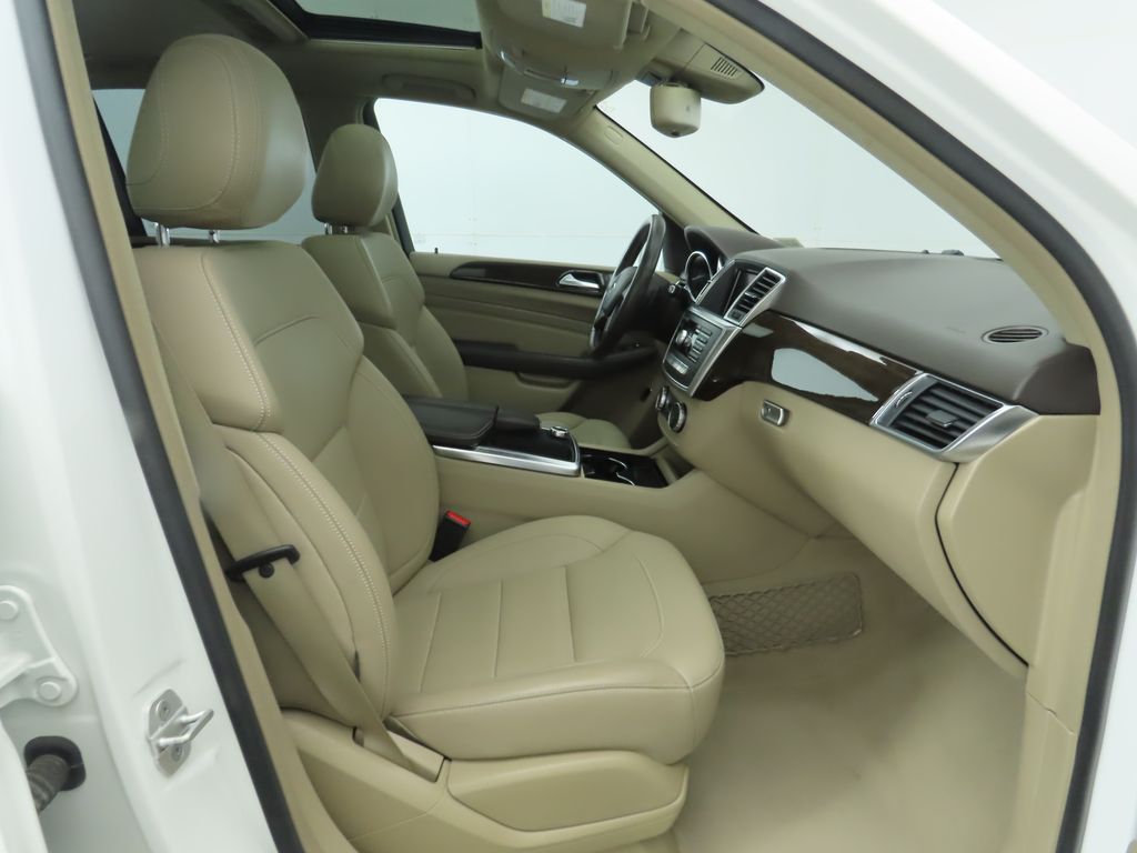 Thumbnail: 2015 Mercedes-Benz M-Class - 21