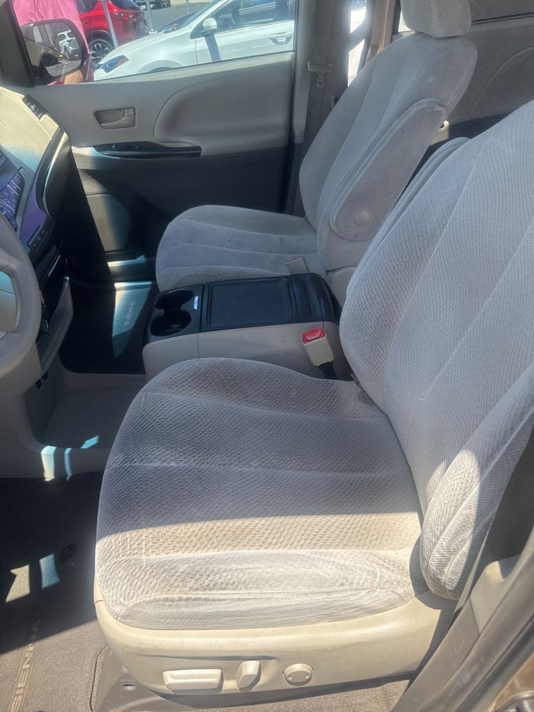 Thumbnail: 2014 Toyota Sienna - 6