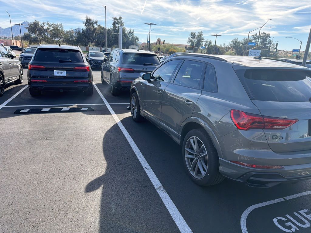 Thumbnail: 2021 Audi Q3 - 6