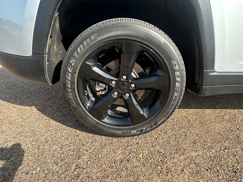 Used 2023 Silver Jeep Altitude X image 8