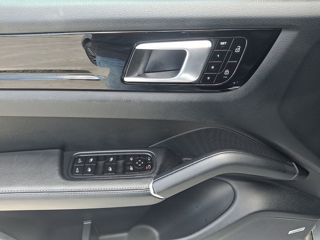 Thumbnail: 2020 Porsche Cayenne - 16