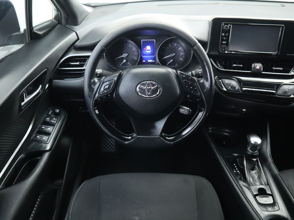 2018 Toyota C-HR XLE 10
