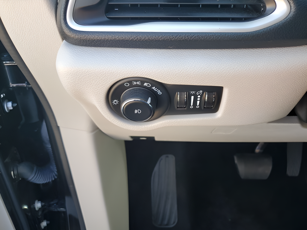 Used Car 2023 Chrysler Pacifica  Touring L For Sale Under $40,000 In Austin, Texas