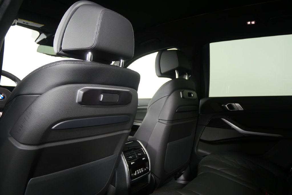 Thumbnail: 2027 BMW X7 - 17