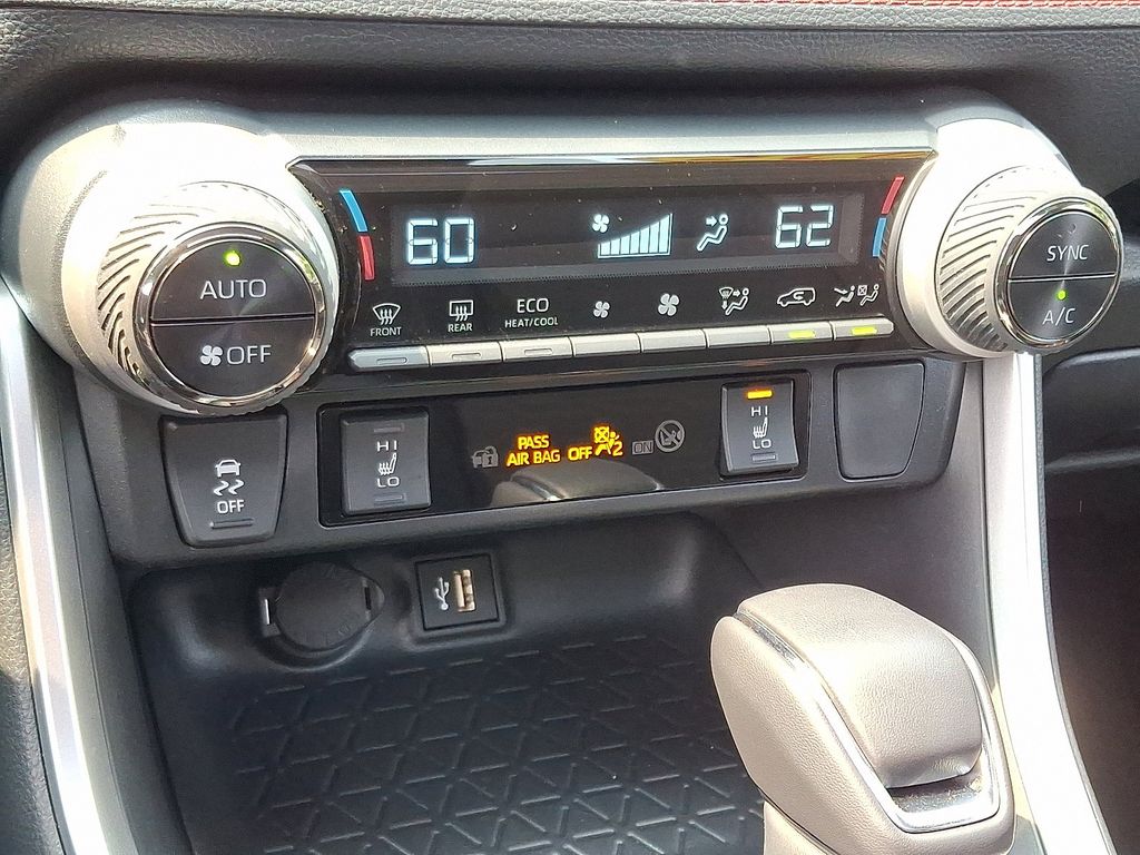 2025 Toyota RAV4 SE 16