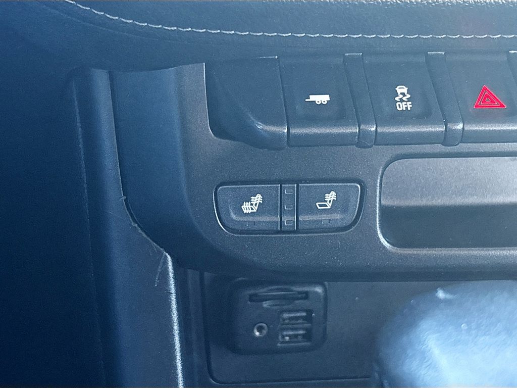 Used 2022 Black GMC AT4 w/Leather image 21