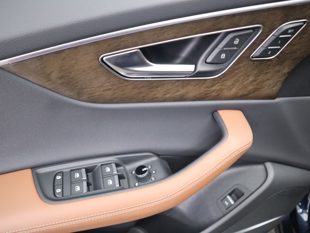 Thumbnail: 2025 Audi Q8 - 25