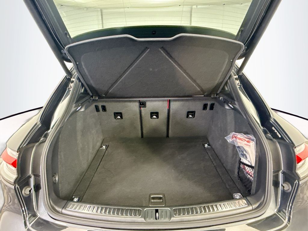 Thumbnail: 2025 Porsche Macan - 29