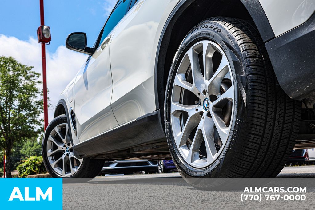 Used 2025 White BMW xDrive50e image 16