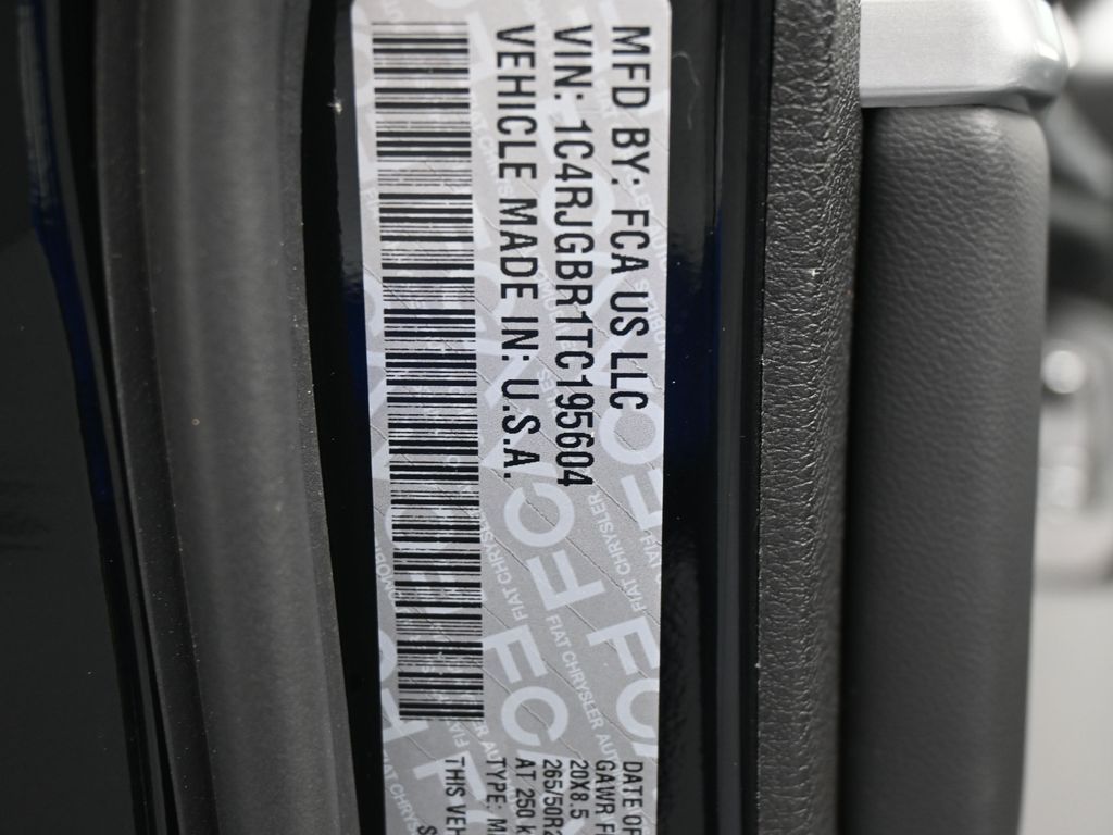 New 2026 Diamond Black Crystal Pearlcoat Jeep Limited image 18