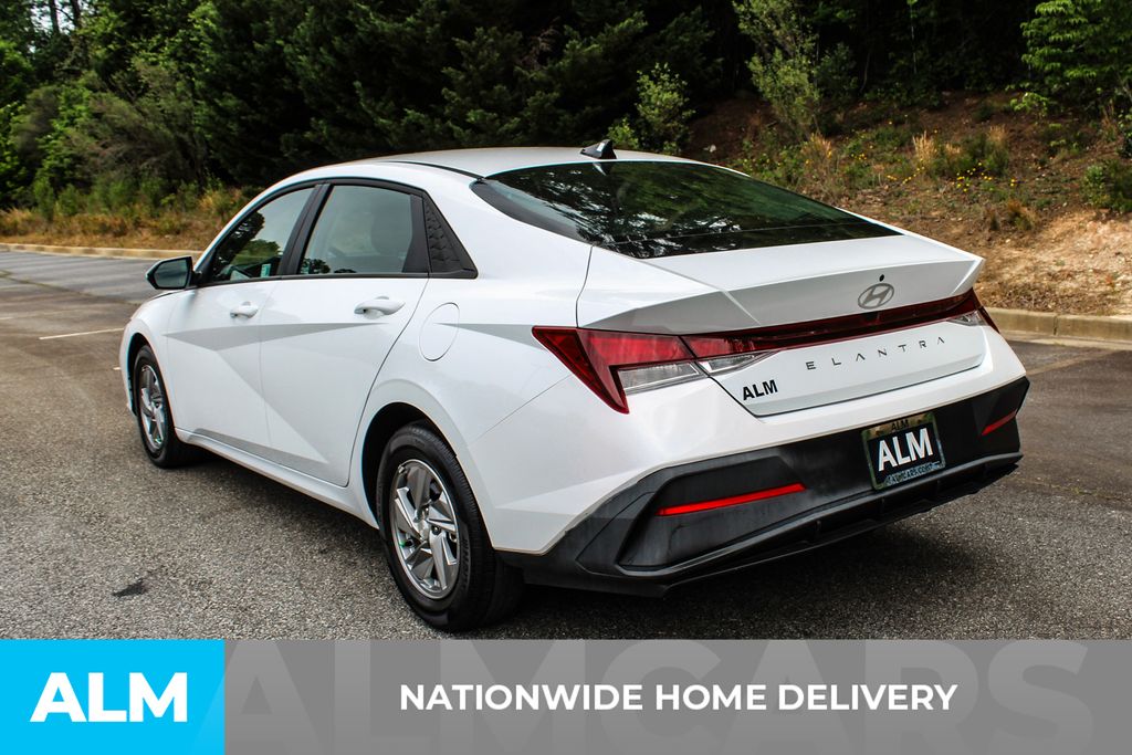 Used 2025 White Hyundai SE image 5