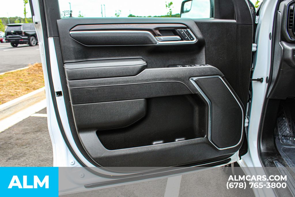 Used 2025 White GMC SLT image 36