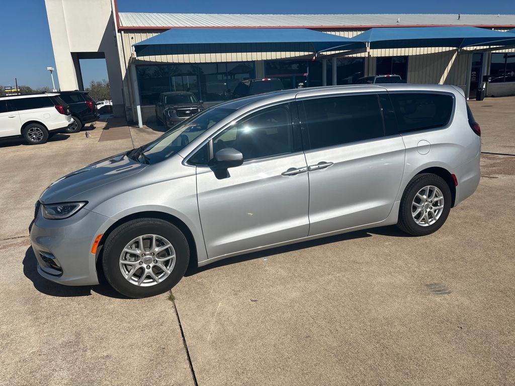 Silver Mist Clearcoat 2023 Chrysler Pacifica Minivan Front-Wheel Drive 9-Speed Automatic