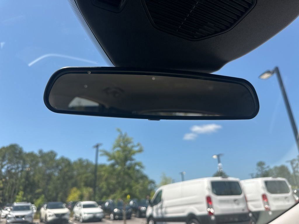 2022 Oxford White Ford Escape SE FWD SUV
