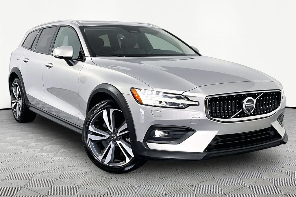 2025 Volvo V60 Cross Country B5 Plus AWD