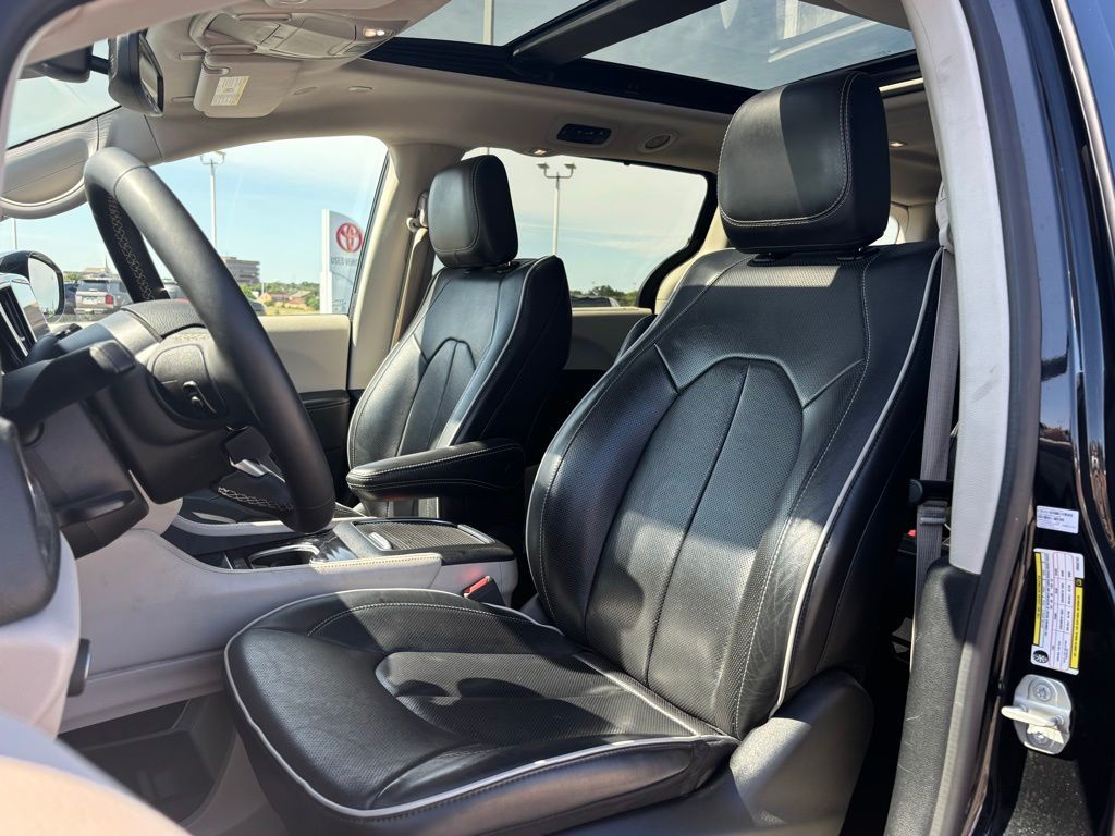 2023 Chrysler Pacifica Limited photo