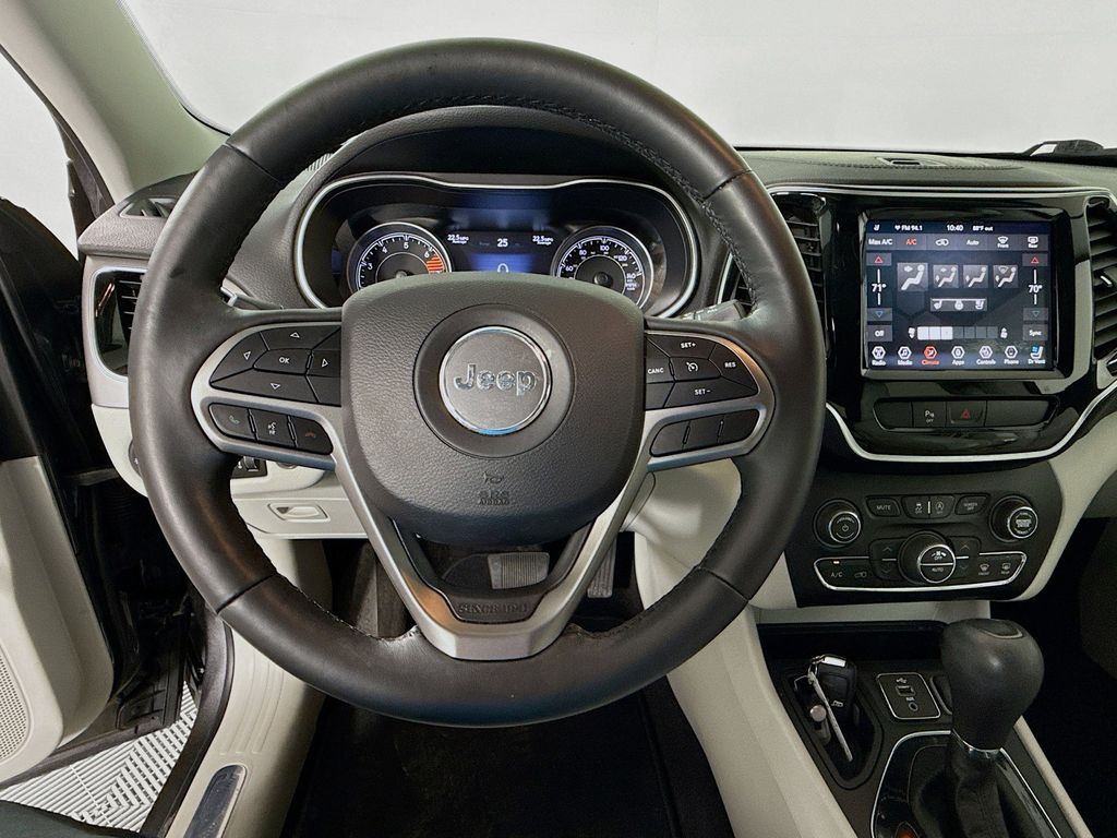 Thumbnail: 2019 Jeep Cherokee - 11
