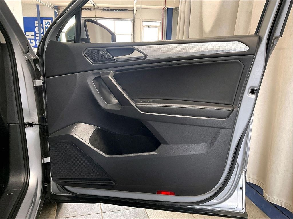 2023 Volkswagen Tiguan — photo 12