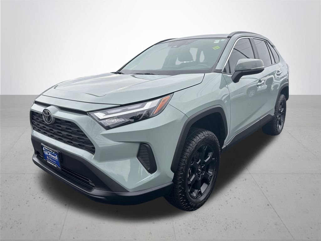 2022 Toyota RAV4 XLE photo 2