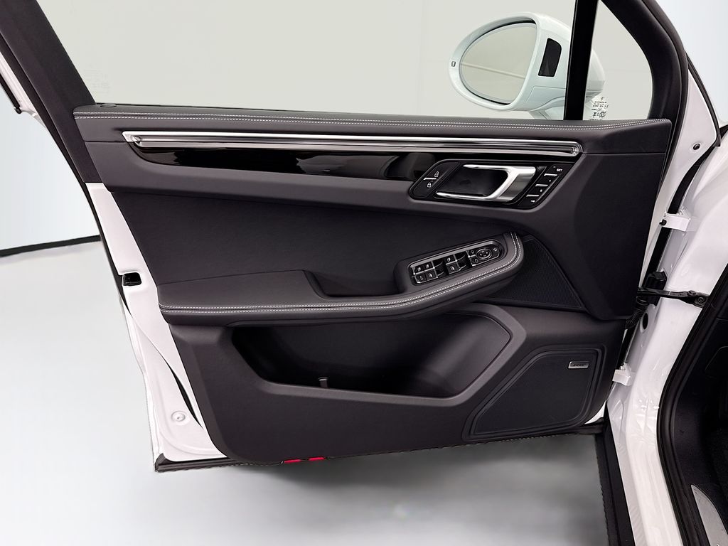 Thumbnail: 2026 Porsche Macan - 25