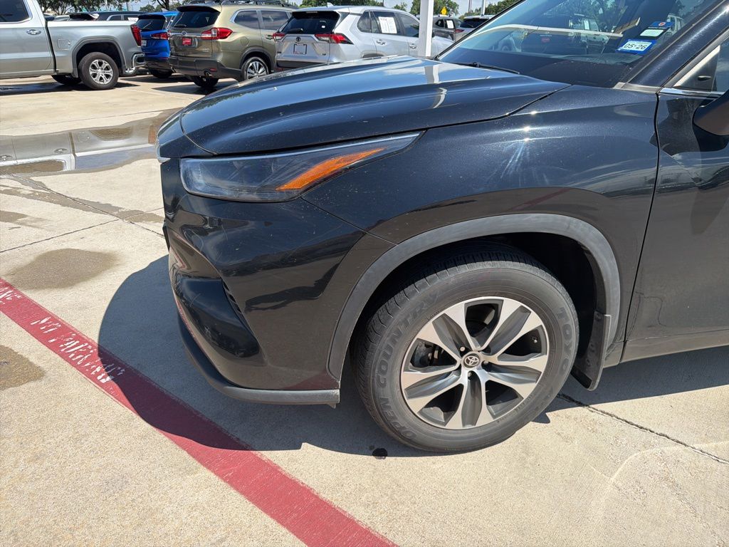 Midnight Black Metallic 2023 Toyota Highlander XLE FWD SUV / Crossover Front-Wheel Drive 8-Speed Automatic