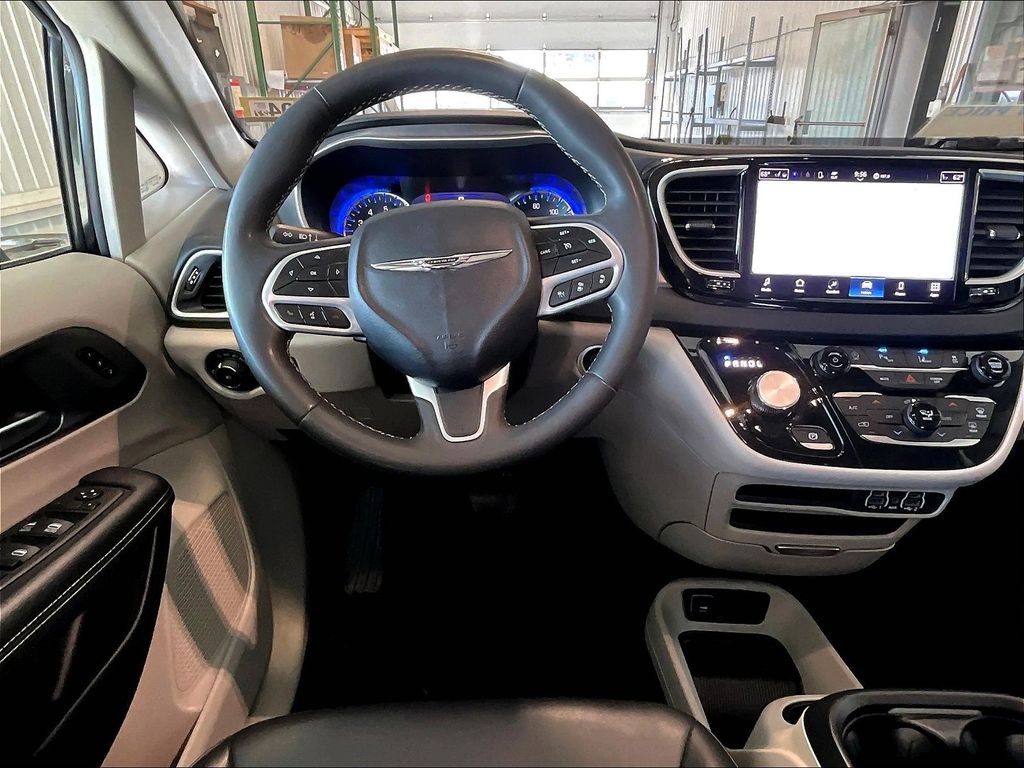 2023 Chrysler Pacifica — photo 18