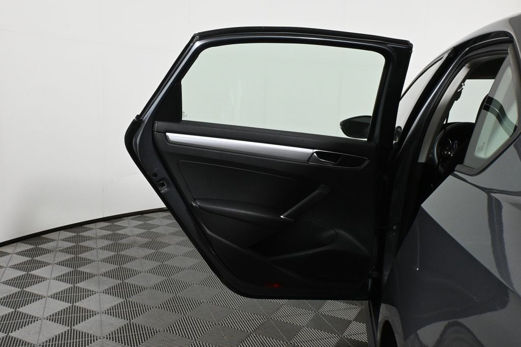 Thumbnail: 2018 Volkswagen Passat - 30