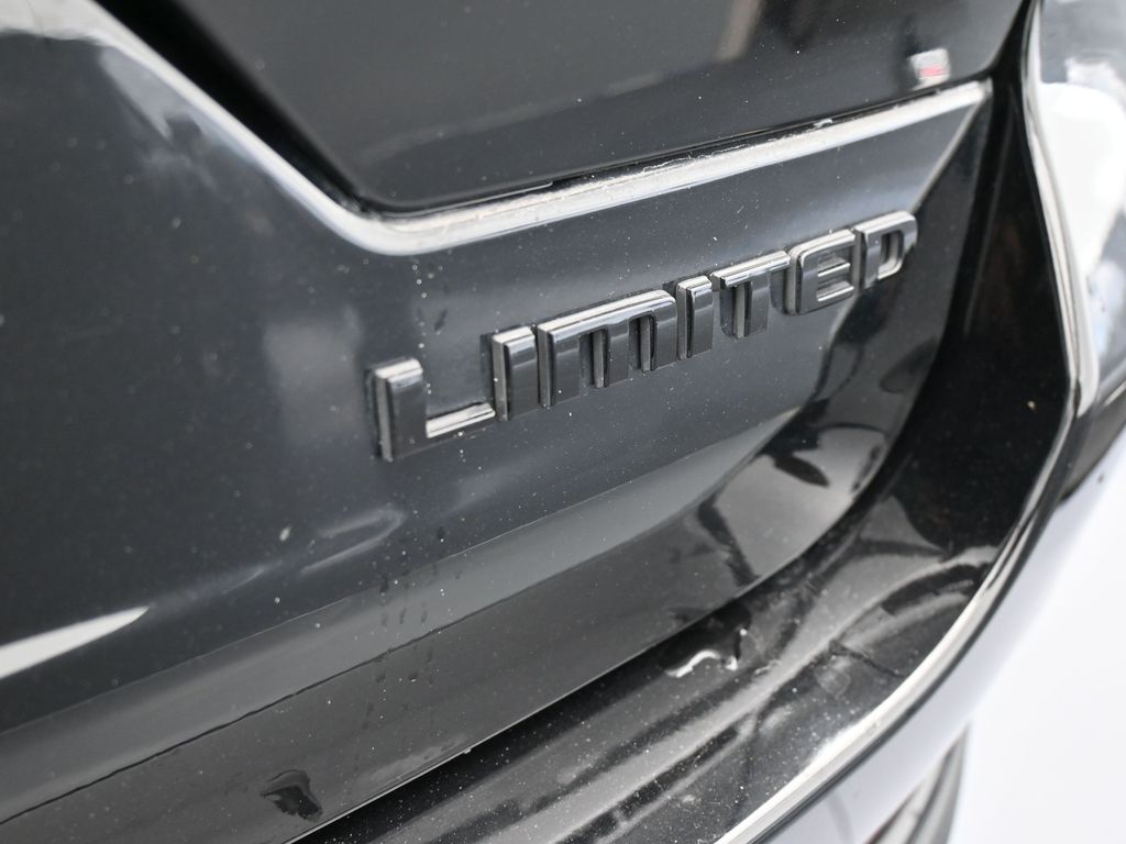 Used 2023 Diamond Black Crystal Pearlcoat Jeep Limited image 41