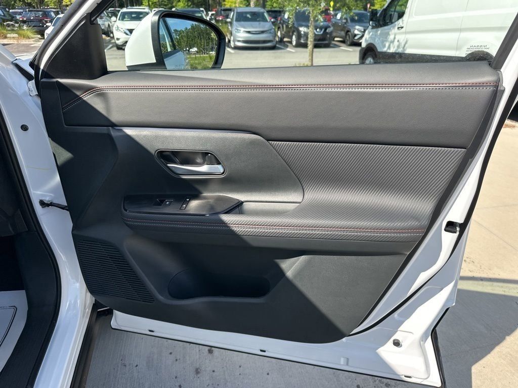 2025 Aspen White Tricoat Nissan Kicks SR FWD SUV