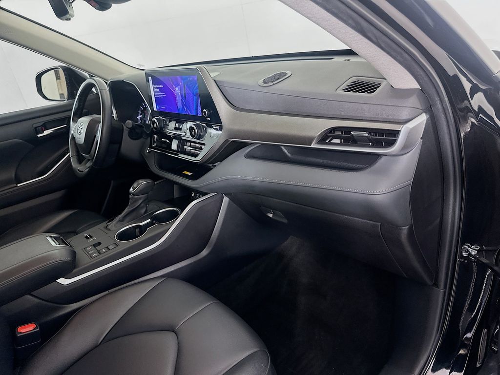 Thumbnail: 2023 Toyota Highlander - 30