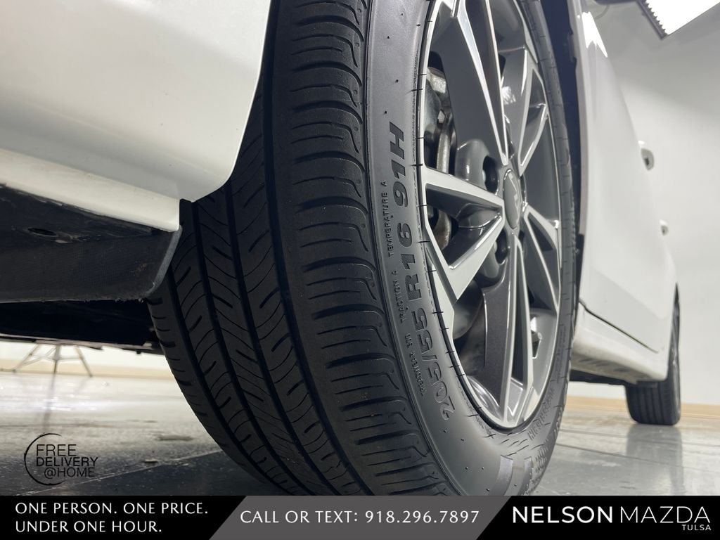 Used 2024 White Kia LXS image 11