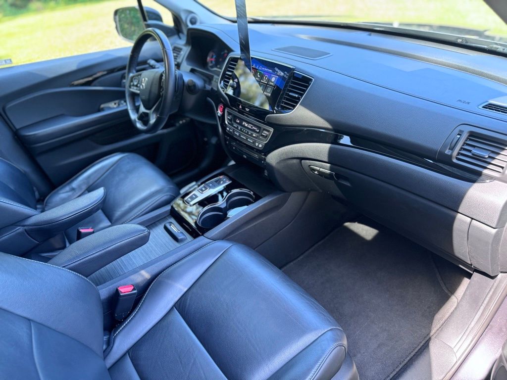 2020 Honda Pilot Touring w/Rear Captain's Chairs