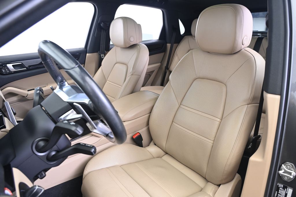 Thumbnail: 2020 Porsche Cayenne - 30