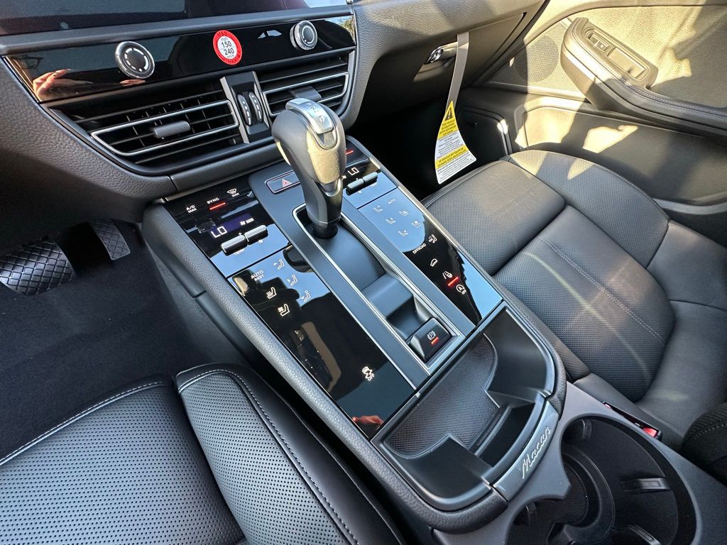 Thumbnail: 2026 Porsche Macan - 26