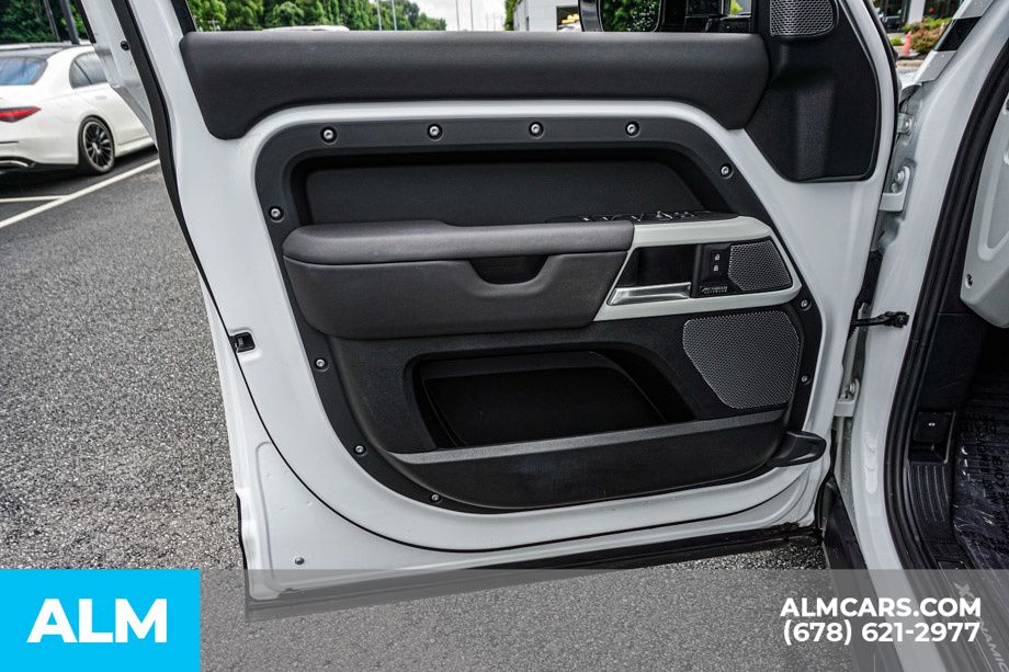 Used 2024 White Land Rover X-Dynamic SE image 49
