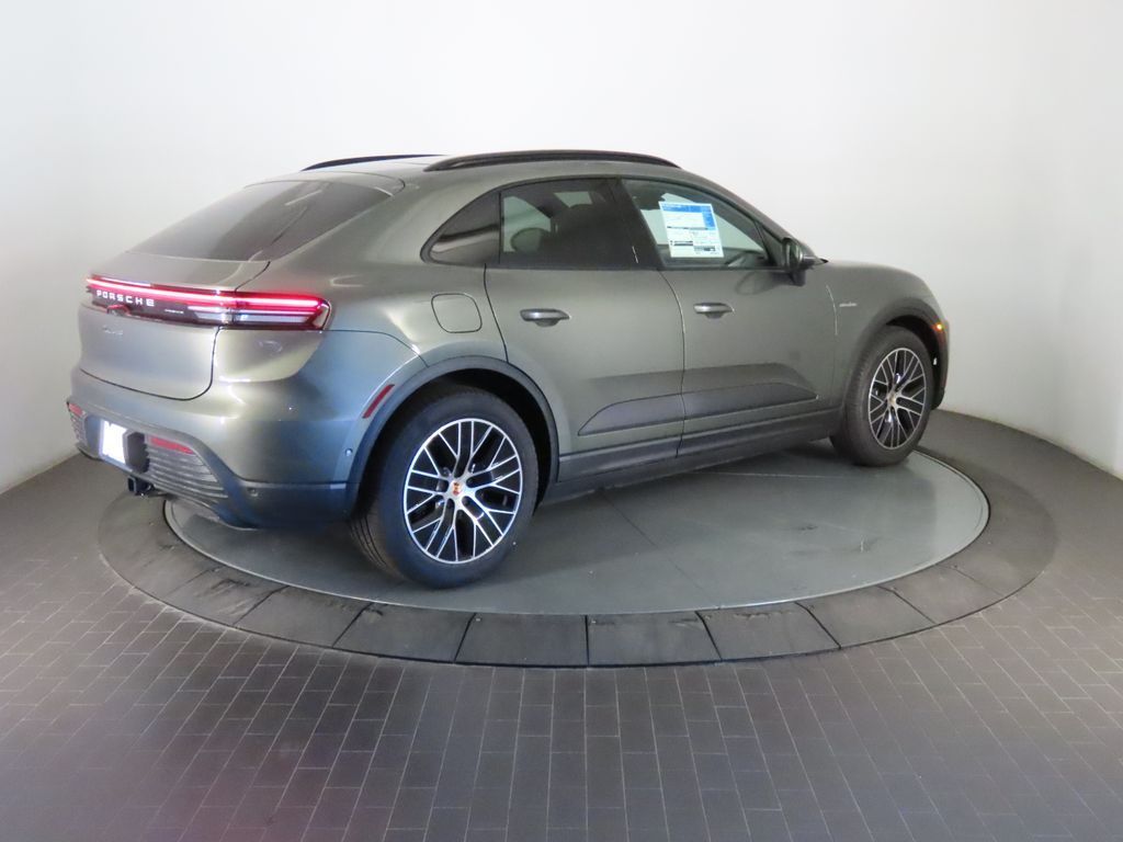 Thumbnail: 2026 Porsche Macan - 7